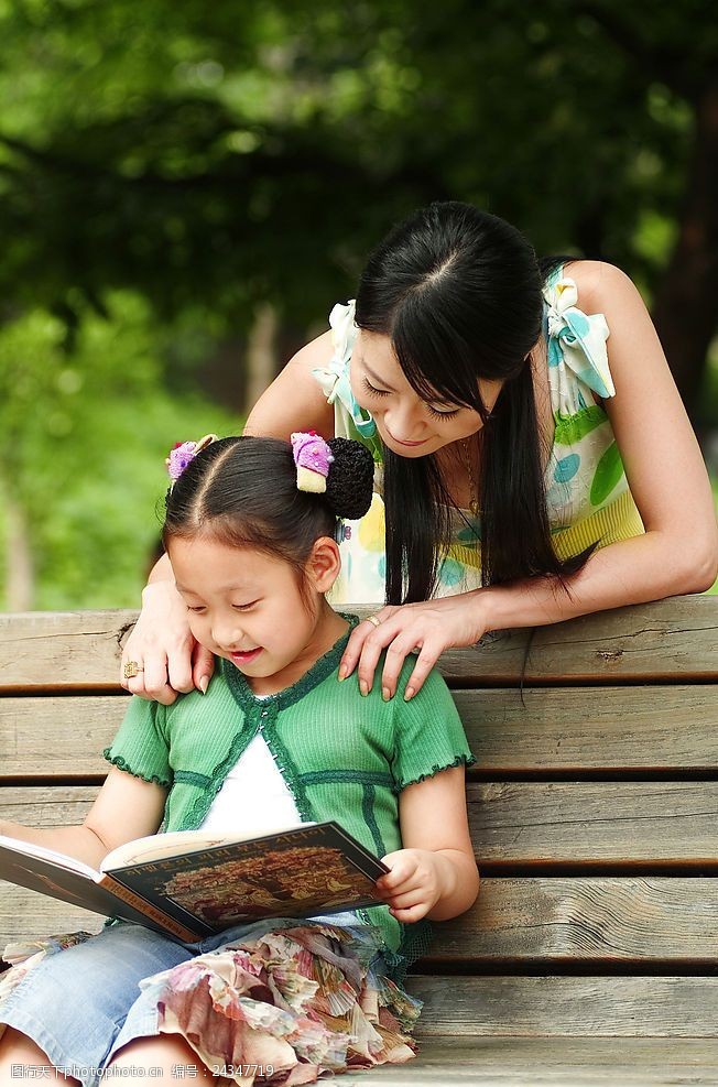 父子母亲教导孩子看书